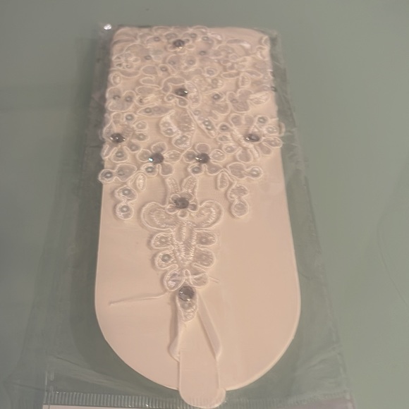 NWT-Fashion Ivory LacesFingerless Rhinestone Glove. - Picture 2 of 2